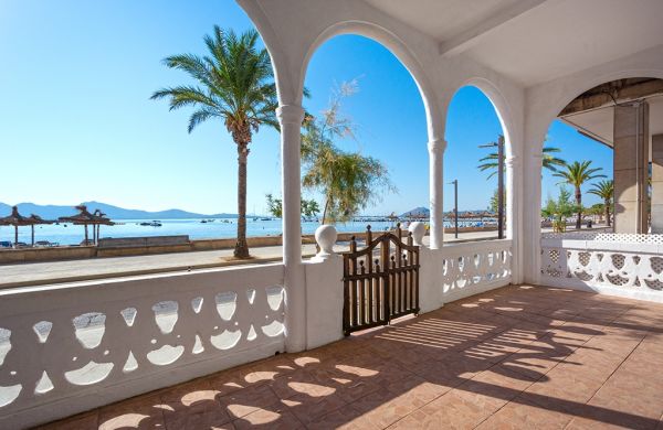 Strand Villa in Puerto Pollensa am Meer - Baumöglichkeit für Luxuswohnungen mit Tiefgarage
