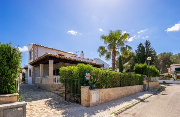 Attraktive Villa in Bonaire Alcudia mit Lizenz zur Ferienvermietung und Pool zu verkaufen