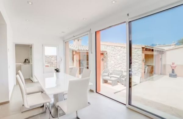 Casa reformada en Campanet Mallorca con vistas, terrazas, patio y parking con licencia para construir una piscin...