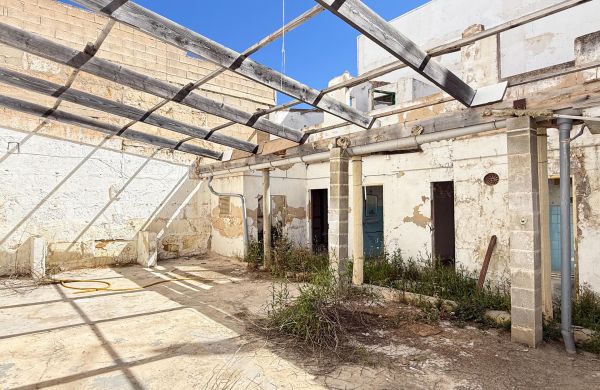 Geschäftslokal und einer Wohnung zu verkaufen in Puerto Pollensa Mallorca