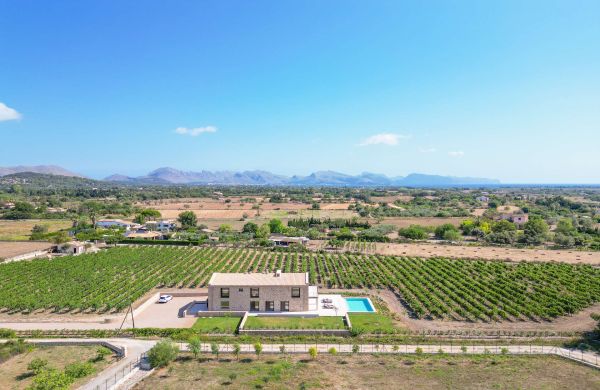 Impresionante finca de nueva construcción con viñedo en venta en Alcudia