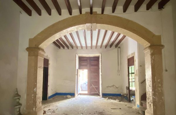 Oportunidad de inversión - Casa señorial en el centro histórico de Sa Pobla en venta con un edifi...