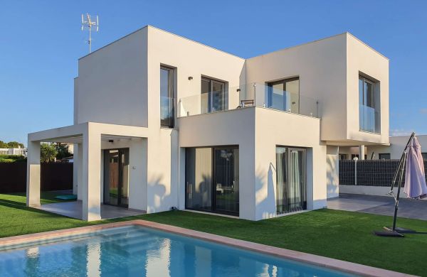 Moderna Villa en Venta en Can Picafort, Mallorca con Piscina y Aparcamiento