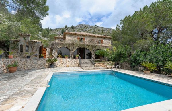 Spectacular finca for sale in Pollensa with stone house