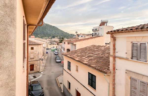 Adosado de 3 dormitorios en Pollensa, Mallorca con patio y dos terrazas en venta