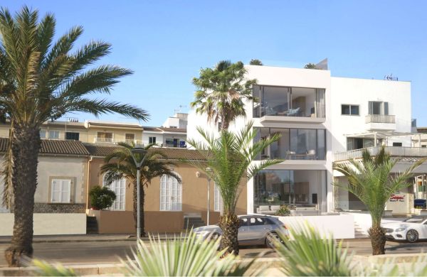 Edificio en venta en primera linea de mar en Can Picafort Mallorca