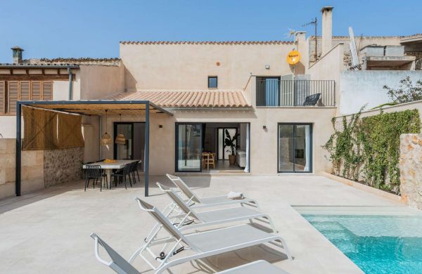 Modernes Stadthaus in Campanet Mallorca, mit Pool und BBQ
