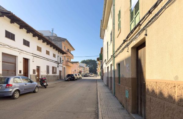 Townhouse for sale in Pollensa Mallorca with patio to reform