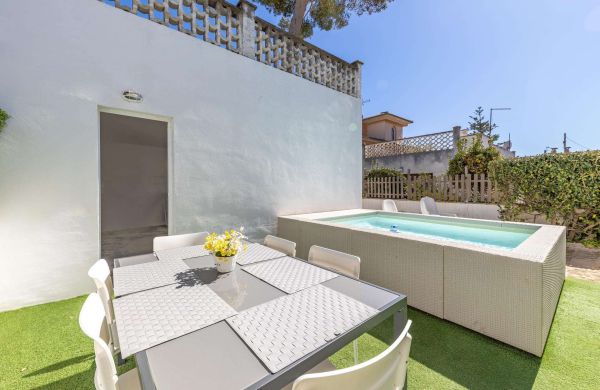 Villa for Sale in Puerto de Alcudia Mallorca with Holiday Rental License