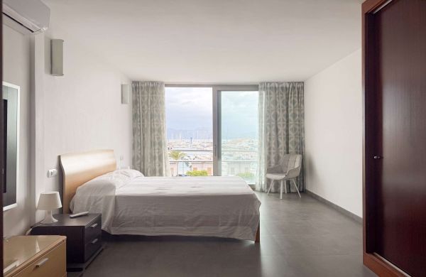 Moderno Duplex en primera línea Puerto Pollensa en alquiler de larga estancia