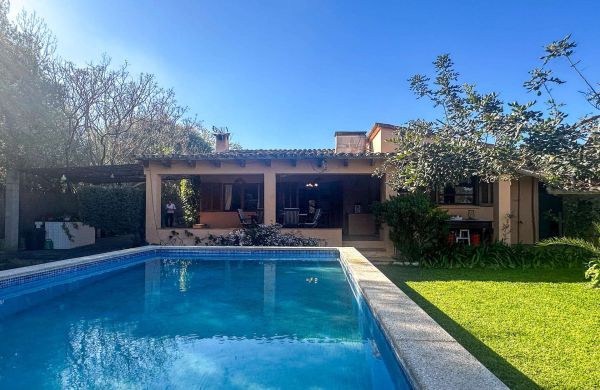 Charmante Finca bei Pollensa mit Pool und Brunnen in exzellenter Lage