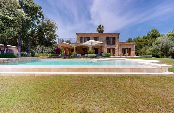 Traditionelle Finca nahe Golf Pollensa mit Ferienmietlizenz für 12 Personen zu verkaufen