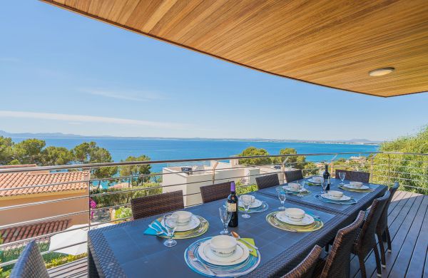Luxus-Villa mit fantastischem Meerblick und Lizenz zur Ferienvermietung in Alcanada, Alcudia, Mallorca zu verka...
