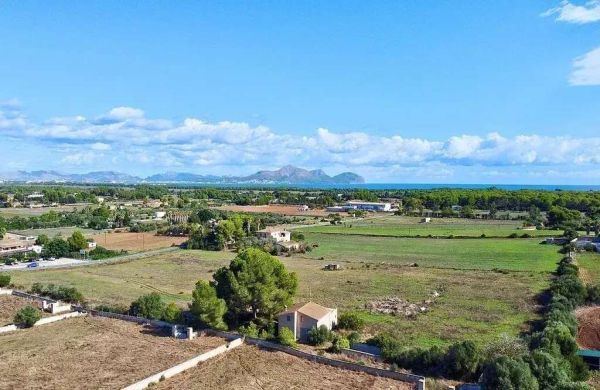 Parcela con proyecto de construcción en venta en Muro cerca de la playa
