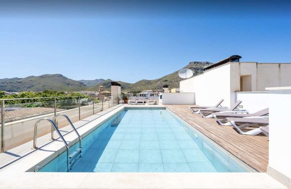 Apartamento de alquiler a largo plazo de dos dormitorios con piscina comunitaria en Puerto de Pollença