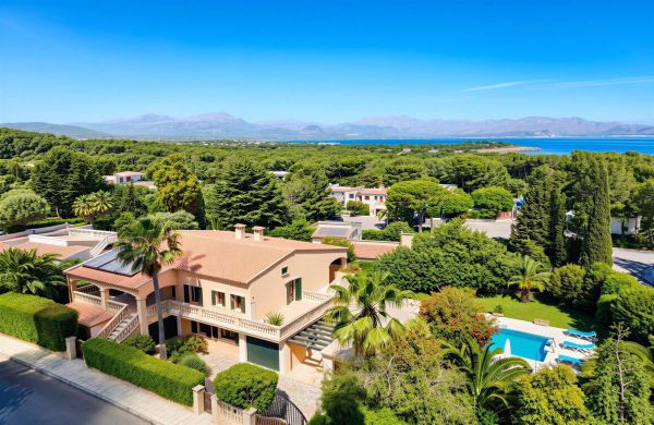 Villa excepcional en ubicación privilegiada de Bonaire con garajes y apartamentos de invitados