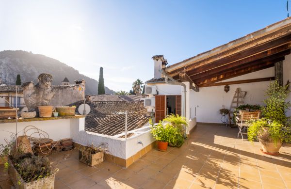 Impressive townhouse in Mallorca Pollensa with views for sale