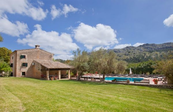 Espectacular chalet con 3 casas de invitados , dos piscinas y pista de tennis en Cala San Vicente.