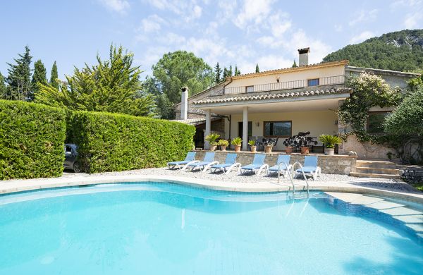 Landhaus zu verkaufen in Pollensa Mallorca mit Pool und Urlaub Lizenz