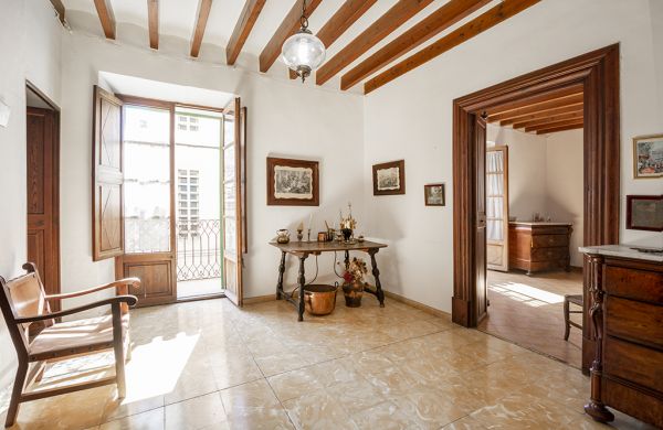 Großes Stadthaus in Sa Pobla, Mallorca, zu verkaufen, mit großer Terrasse und Garage