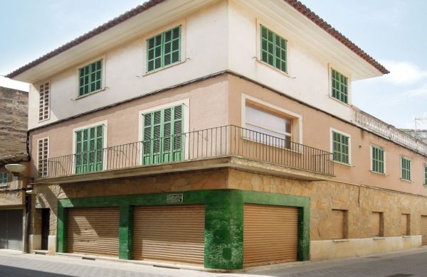 House for sale in Sa Pobla, Mallorca, a few meters from the square