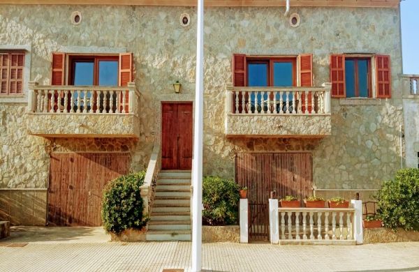 Charmantes Haus in zweiter Linie in Son Serra de Marina mit Meerblick und Ferienvermietungslizenz zu verkaufen.
