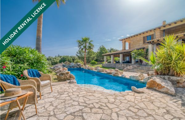 Finca with rental license in Alcudia, Mallorca with stunning views, tennis court and pool for sale