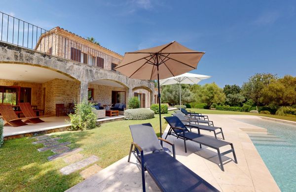 Traditional Elegance in the Countryside Near Pollensa with Holiday Rental License for 12 People for Sale