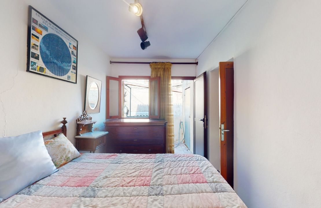 Casa mallorquina para renovar situada en las escaleras del Calvari de Pollensa en venta