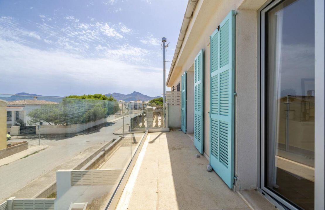 Beach house for sale in Son Serra de Marina Mallorca with sea views and rental licence