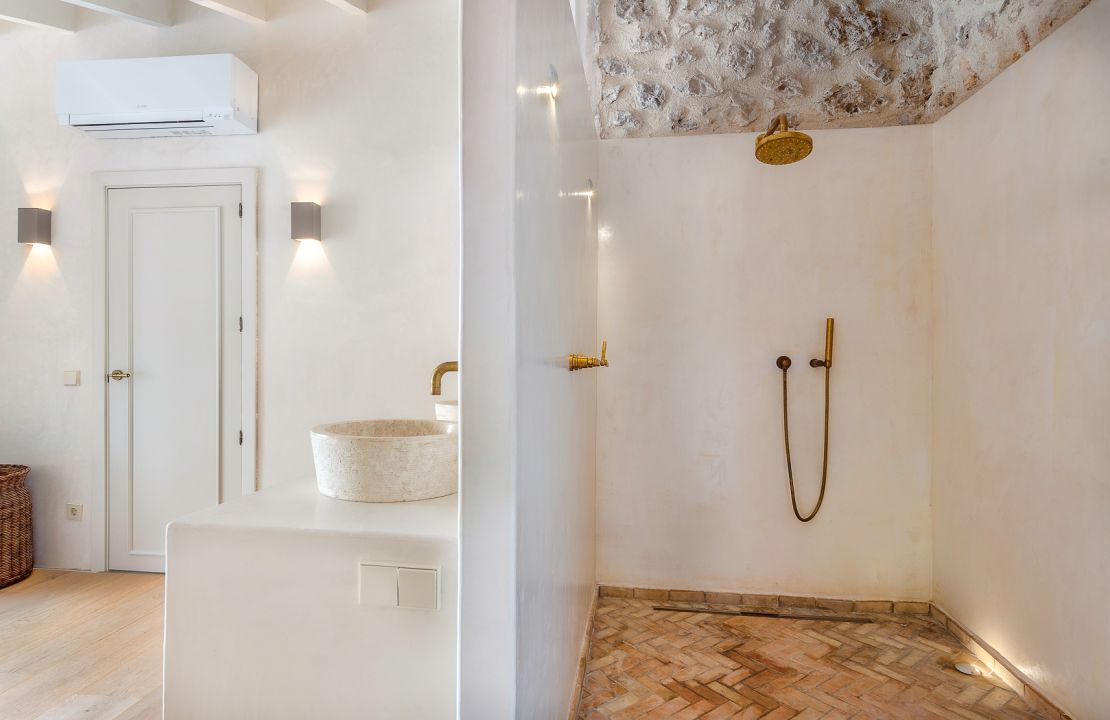 Beautifully restored townhouse with pool in Caimari