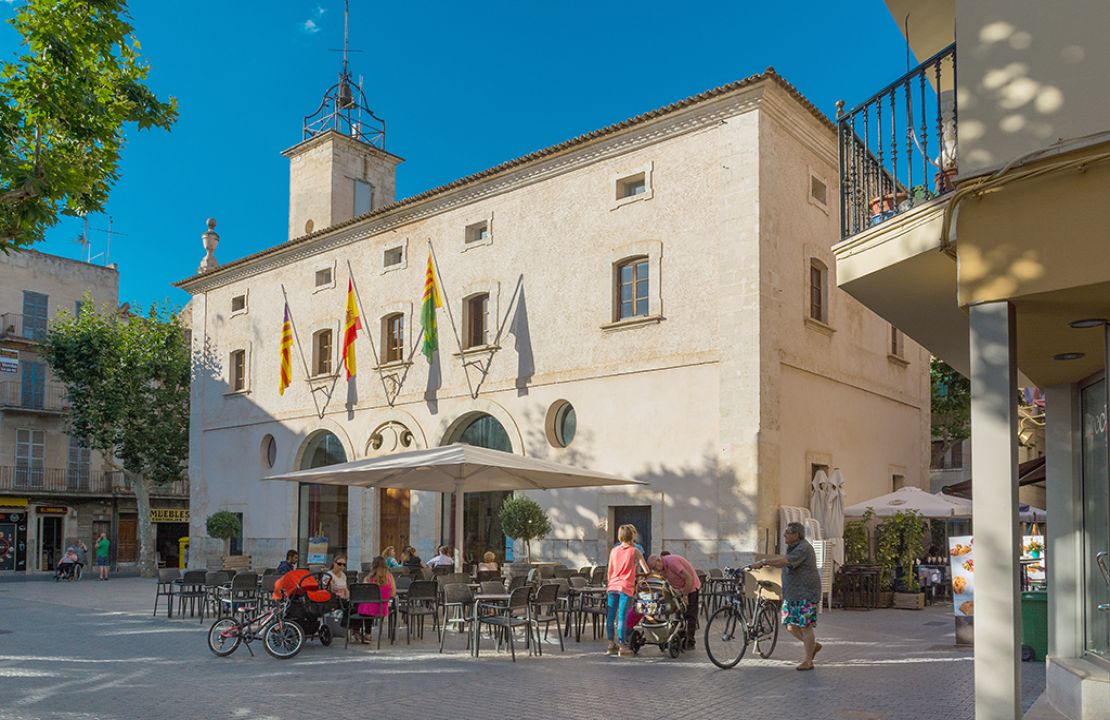 House for sale in Sa Pobla Mallorca with courtyard, terraces and garage