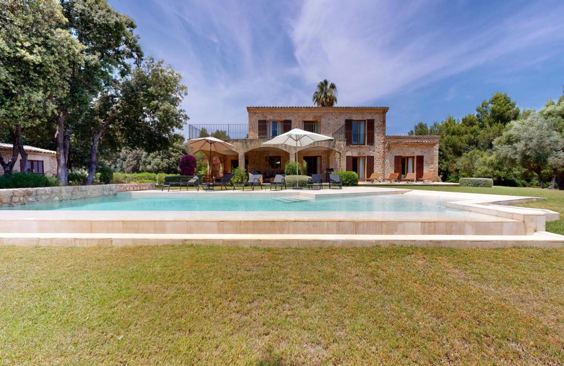 Traditional Elegance in the Countryside Near Pollensa with Holiday Rental License for 12 People for Sale