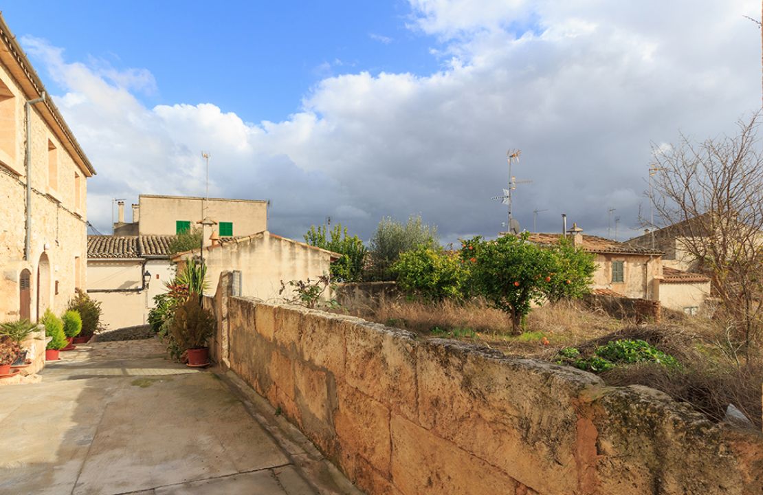 Campanet casa de pueblo con jardín en venta