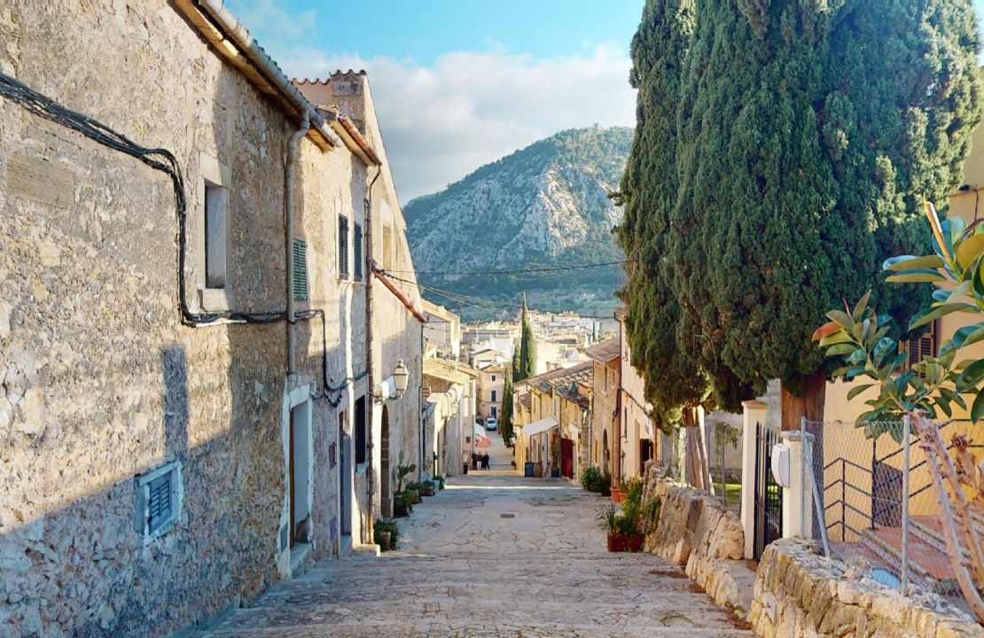 Casa mallorquina para renovar situada en las escaleras del Calvari de Pollensa en venta
