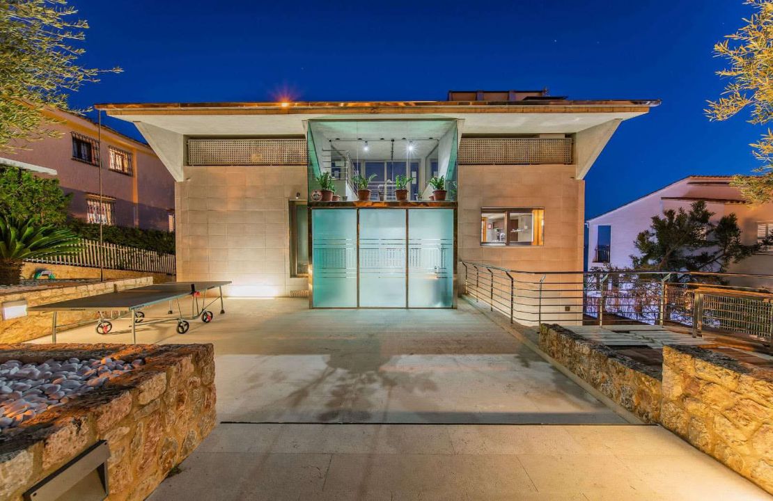 Luxus-Villa mit fantastischem Meerblick und Lizenz zur Ferienvermietung in Alcanada, Alcudia, Mallorca zu verkaufen