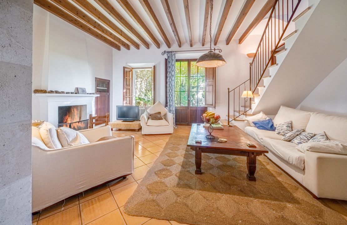 Manor house in Campanet, Mallorca with pool and garden with views