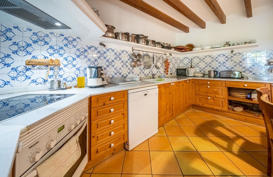 Manor house in Campanet, Mallorca with pool and garden with views