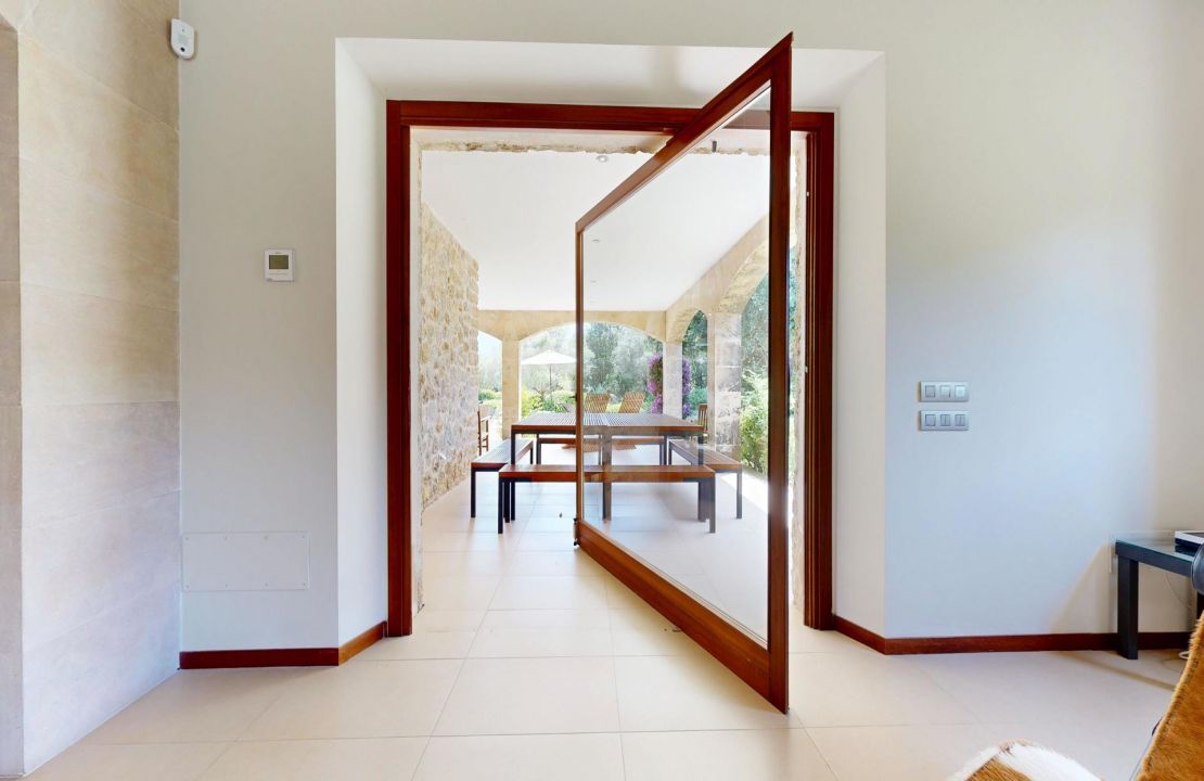 Traditional Elegance in the Countryside Near Pollensa with Holiday Rental License for 12 People for Sale