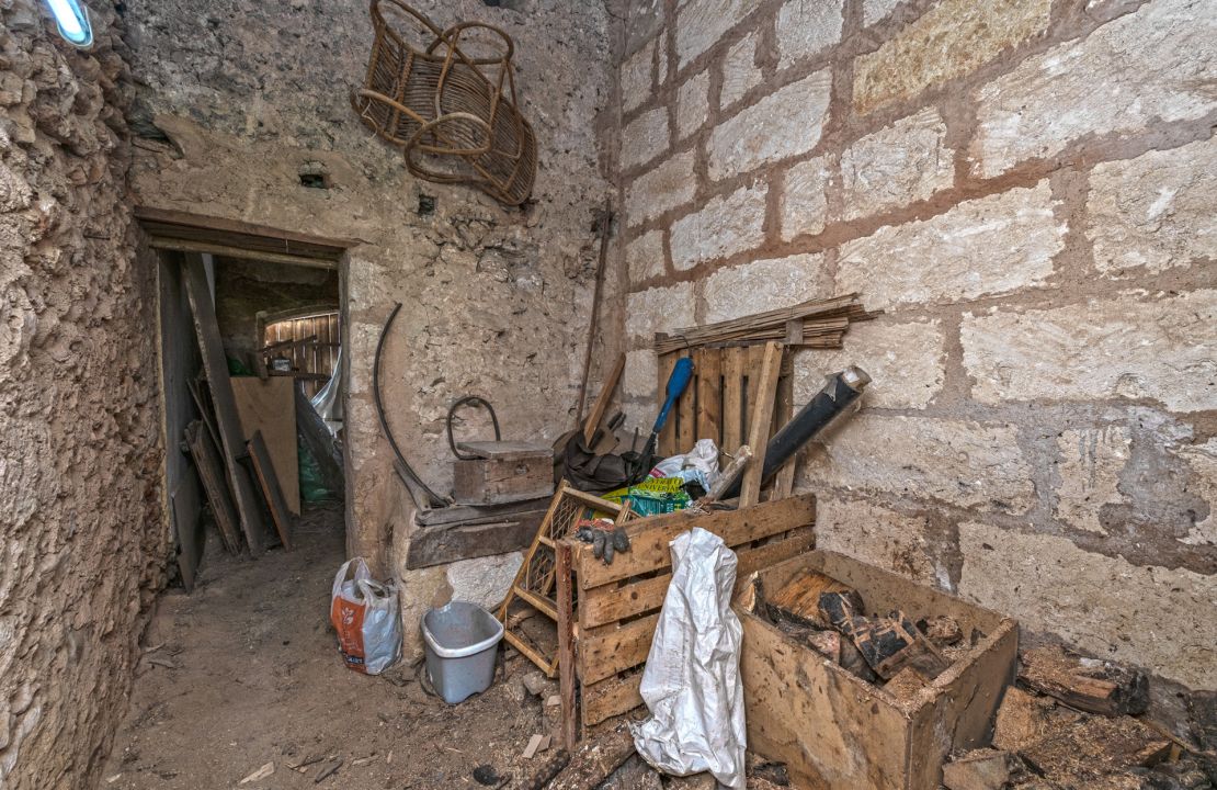 Traditional townhouse in Llubi Mallorca with a great garden and many possibilities