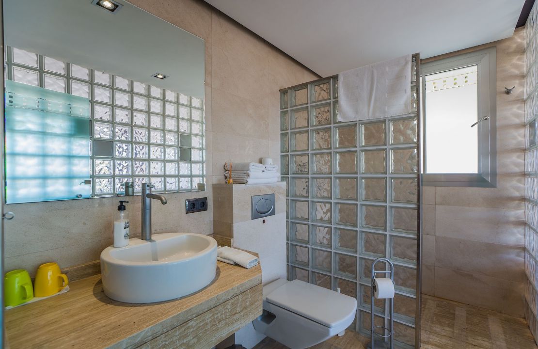 Luxus-Villa mit fantastischem Meerblick und Lizenz zur Ferienvermietung in Alcanada, Alcudia, Mallorca zu verkaufen