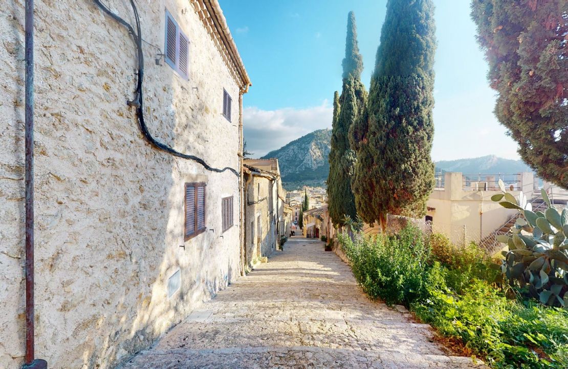 Casa mallorquina para renovar situada en las escaleras del Calvari de Pollensa en venta