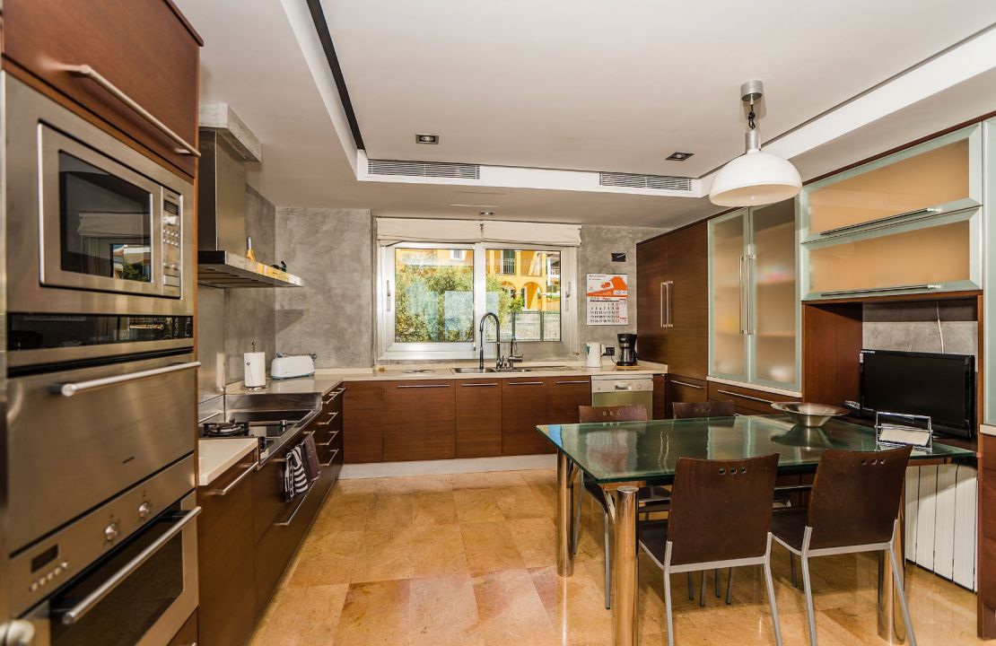Luxus-Villa mit fantastischem Meerblick und Lizenz zur Ferienvermietung in Alcanada, Alcudia, Mallorca zu verkaufen