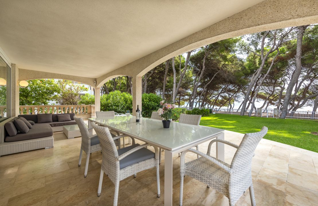 First line Villa for sale with holiday rental license in Playa de Alcudia