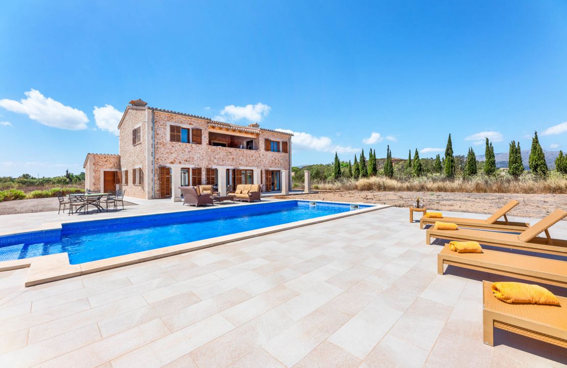 Country house in Pollensa Mallorca with pool and garage for sale