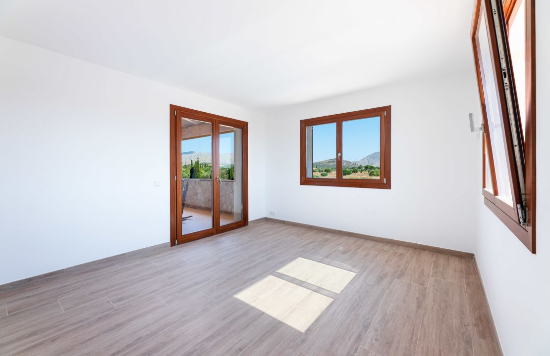 Country house in Pollensa Mallorca with pool and garage for sale