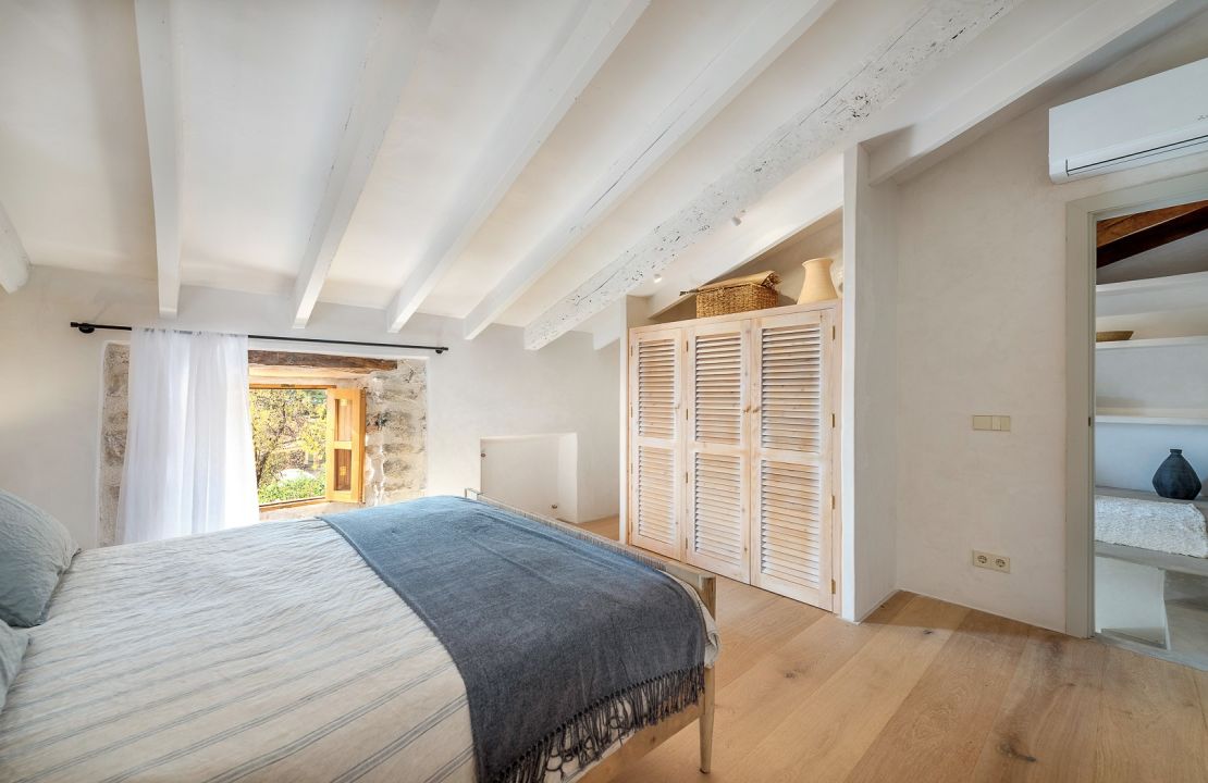 Beautifully restored townhouse with pool in Caimari