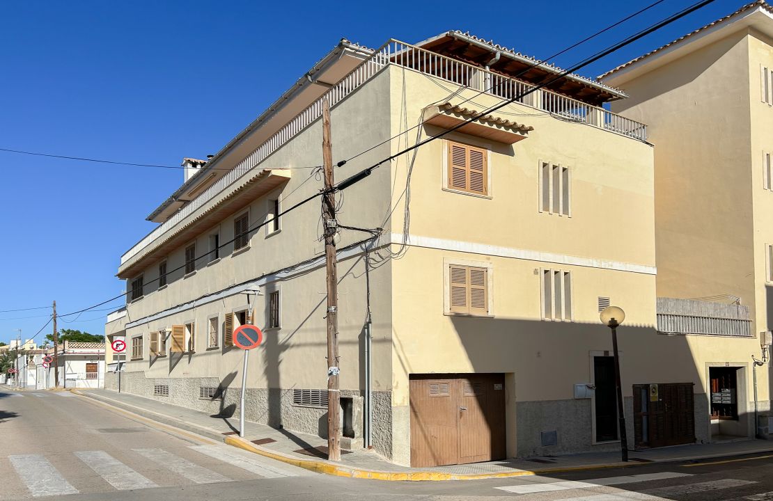 Newly refurbished top floor apartment for sale in Can Picafort with spacious terraces and parking space