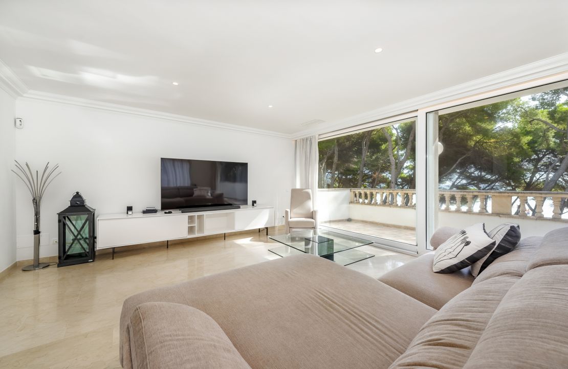 First line Villa for sale with holiday rental license in Playa de Alcudia