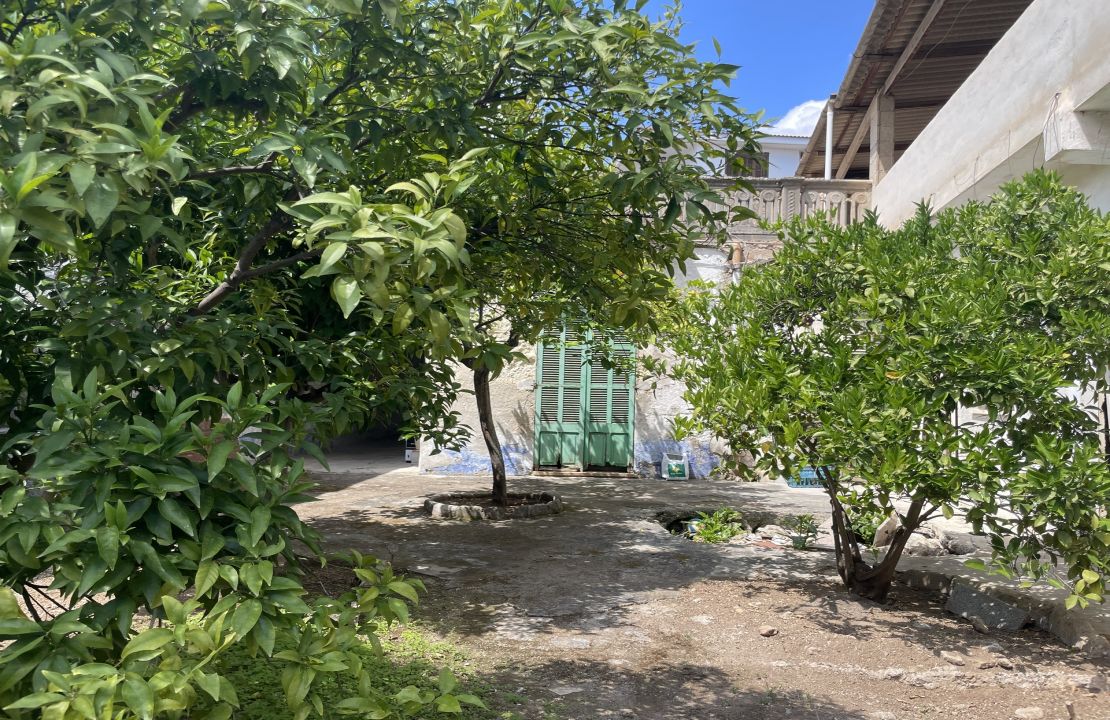 House for sale in Sa Pobla Mallorca with courtyard, terraces and garage